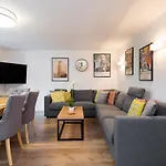 Spacious 3 bedroom apt in Covent Garden